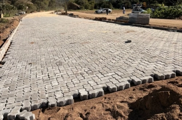 Obra de calçamento na Dobrada é retomada