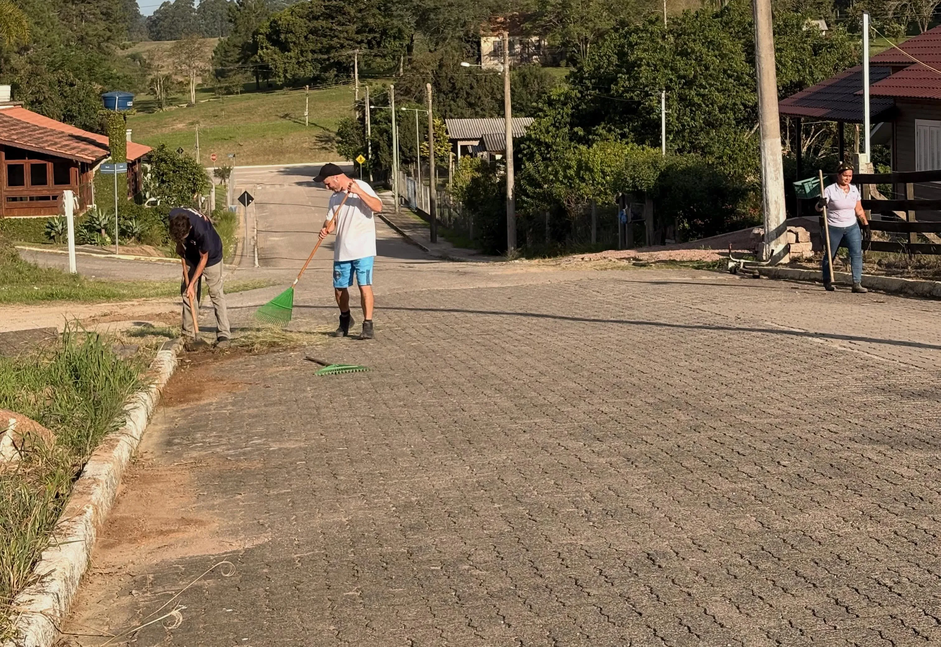Limpeza das vias públicas é realizada na localidade da Dobrada
